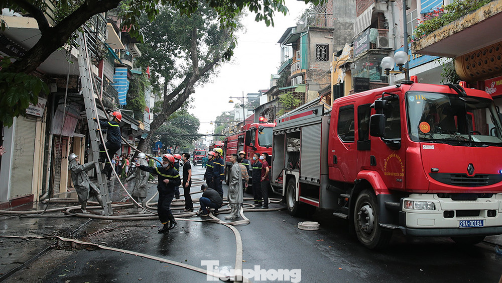 Cháy nhà ở phố Hàng Ngang, dân phố cổ náo loạn ảnh 4