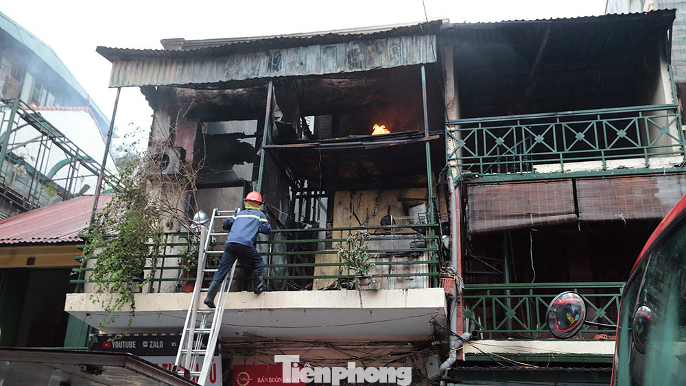 Cháy nhà ở phố Hàng Ngang, dân phố cổ náo loạn ảnh 5