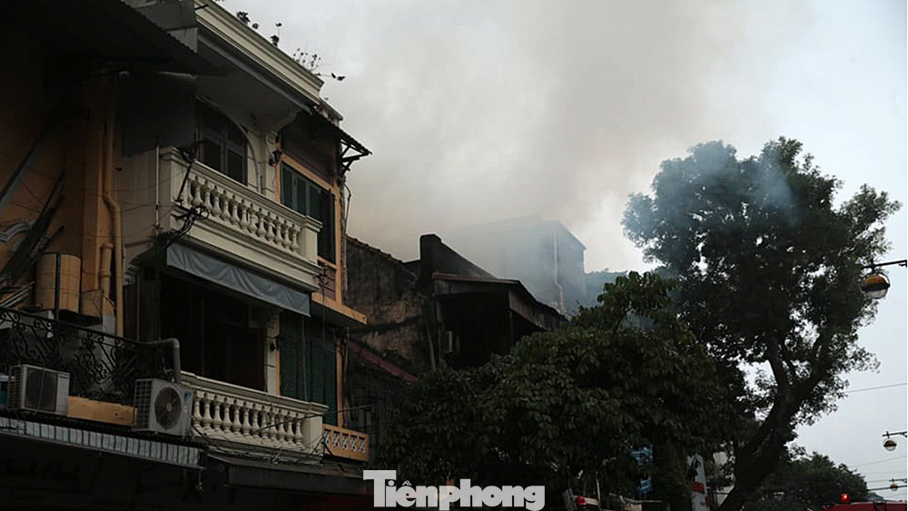 Cháy nhà ở phố Hàng Ngang, dân phố cổ náo loạn ảnh 1