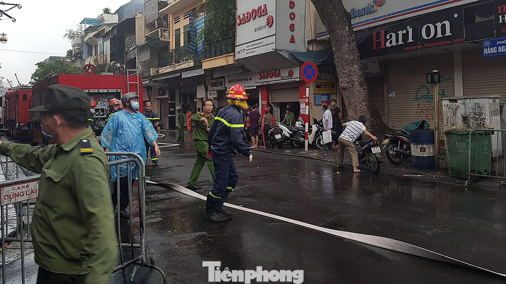 Cháy nhà ở phố Hàng Ngang, dân phố cổ náo loạn ảnh 9