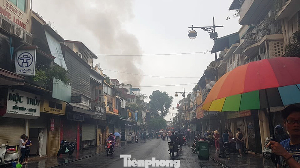 Cháy nhà ở phố Hàng Ngang, dân phố cổ náo loạn ảnh 2
