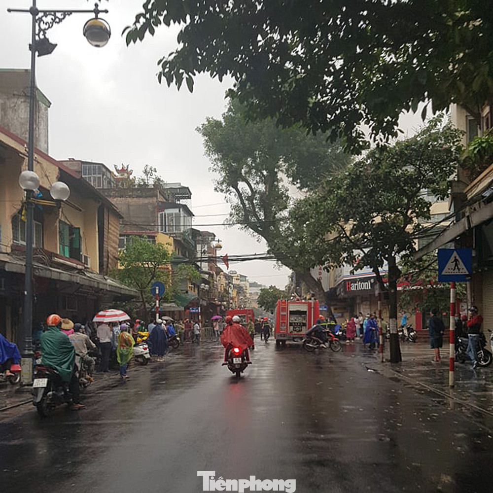 Cháy nhà ở phố Hàng Ngang, dân phố cổ náo loạn ảnh 8