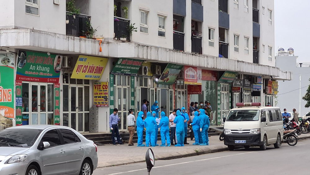 Cảnh sát kiên nhẫn thuyết phục cô gái định trốn khỏi chung cư cách ly ảnh 2