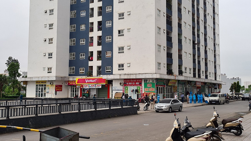 Cảnh sát kiên nhẫn thuyết phục cô gái định trốn khỏi chung cư cách ly ảnh 3