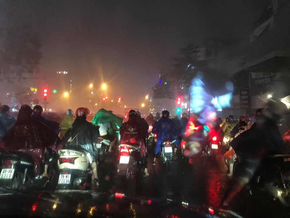 Hà Nội đón ‘mưa vàng’ giải nhiệt sau những ngày nóng kỷ lục ảnh 12