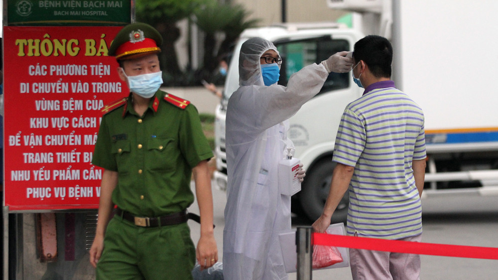 Vỡ òa thời khắc gỡ bỏ phong tỏa Bệnh viện Bạch Mai ảnh 12