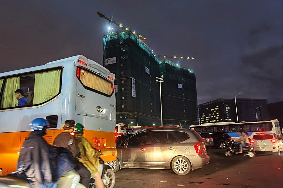 Hà Nội đón ‘mưa vàng’ giải nhiệt sau những ngày nóng kỷ lục ảnh 7