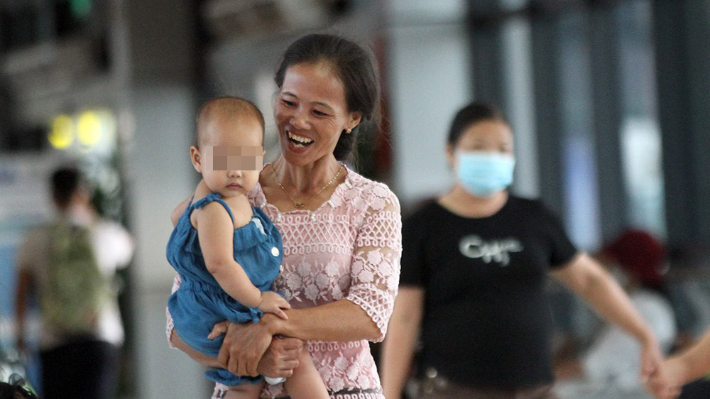 Nhiều người 'quên' đeo khẩu trang ở sân bay Nội Bài ảnh 12