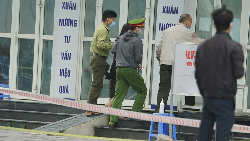 Cảnh sát kiên nhẫn thuyết phục cô gái định trốn khỏi chung cư cách ly ảnh 11