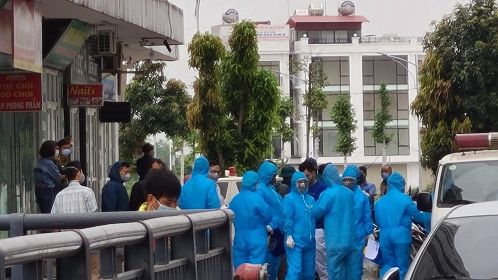 Cảnh sát kiên nhẫn thuyết phục cô gái định trốn khỏi chung cư cách ly ảnh 5