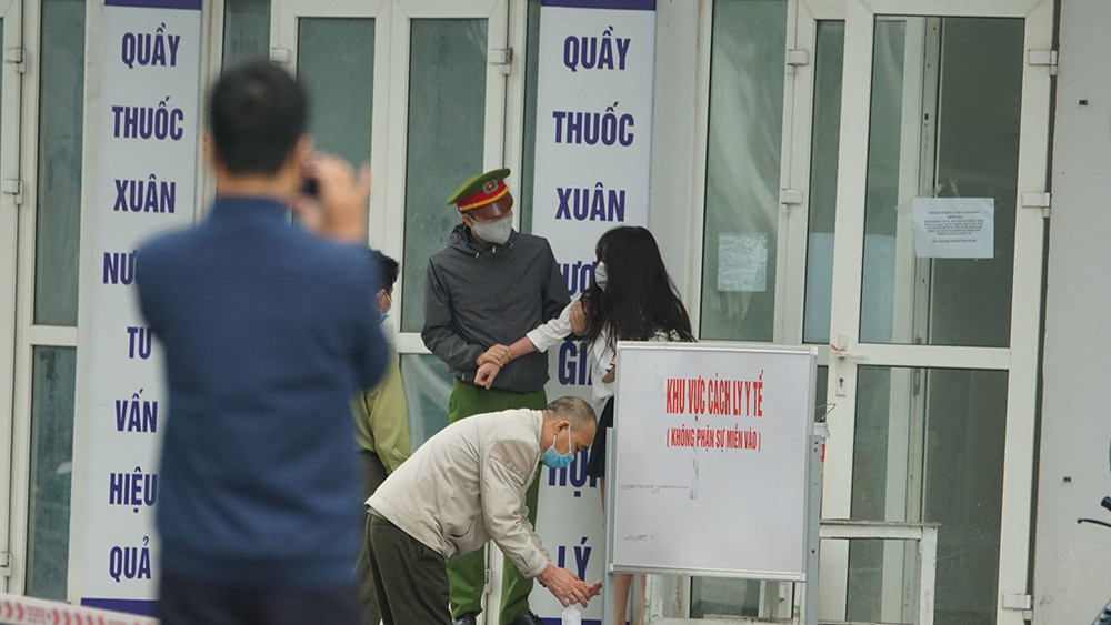 Cảnh sát kiên nhẫn thuyết phục cô gái định trốn khỏi chung cư cách ly ảnh 7