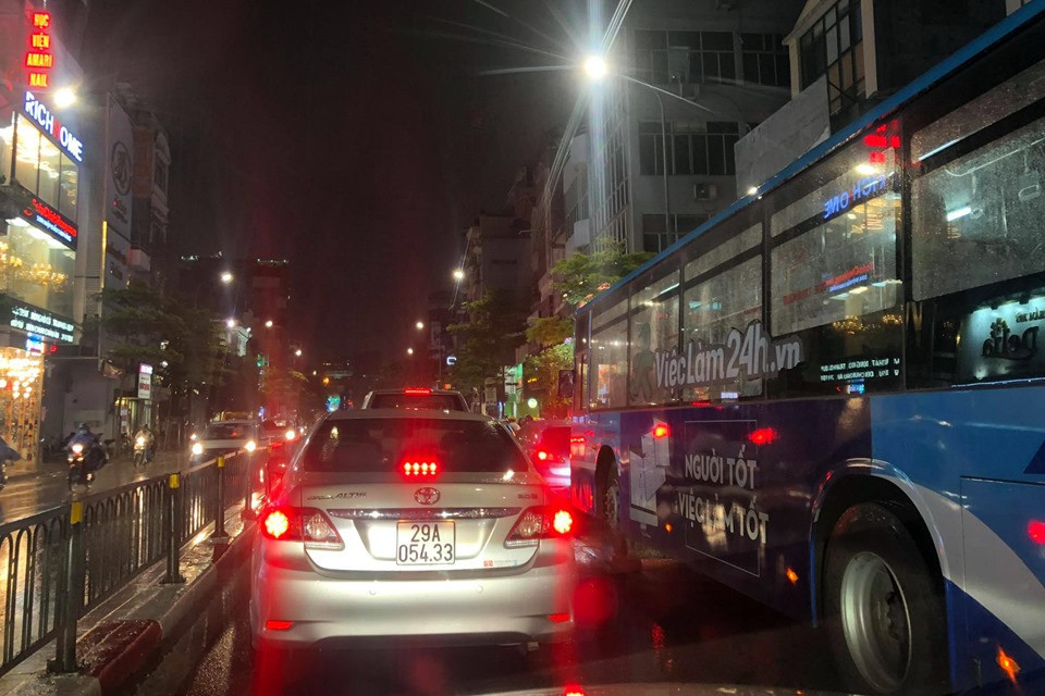 Hà Nội đón ‘mưa vàng’ giải nhiệt sau những ngày nóng kỷ lục ảnh 9