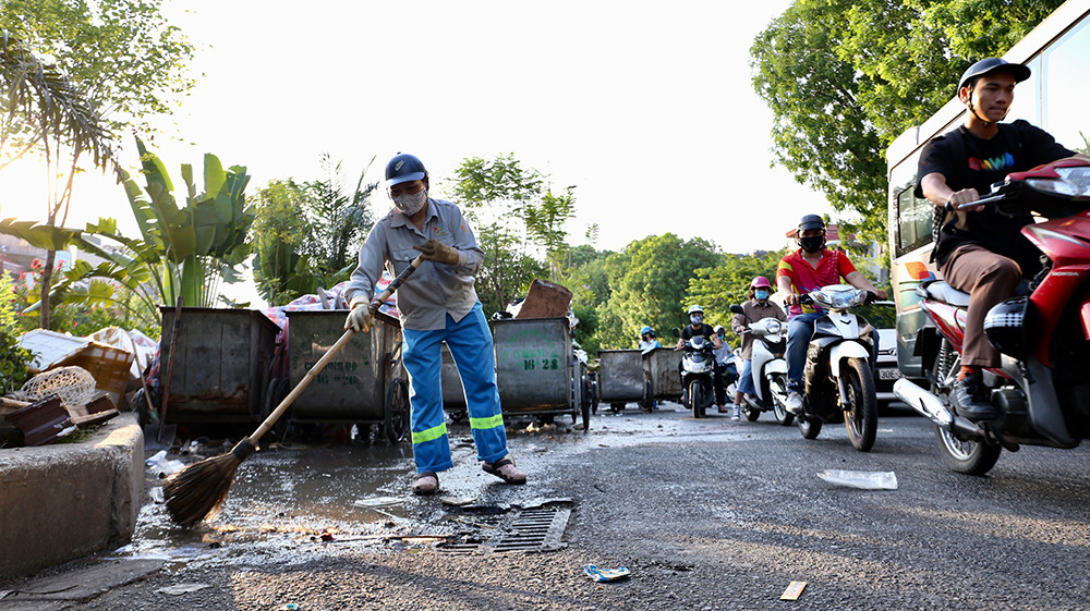 Lao công 'vật lộn' với rác thải ùn ứ, chất đống ở Hà Nội ảnh 1