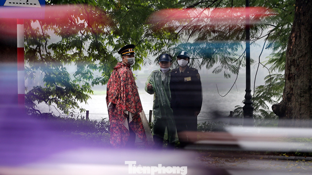 Ngày thứ 3 'cách ly toàn xã hội', hồ Hoàn Kiếm vắng bóng người tập thể dục ảnh 7