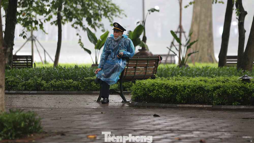 Ngày thứ 3 'cách ly toàn xã hội', hồ Hoàn Kiếm vắng bóng người tập thể dục ảnh 6