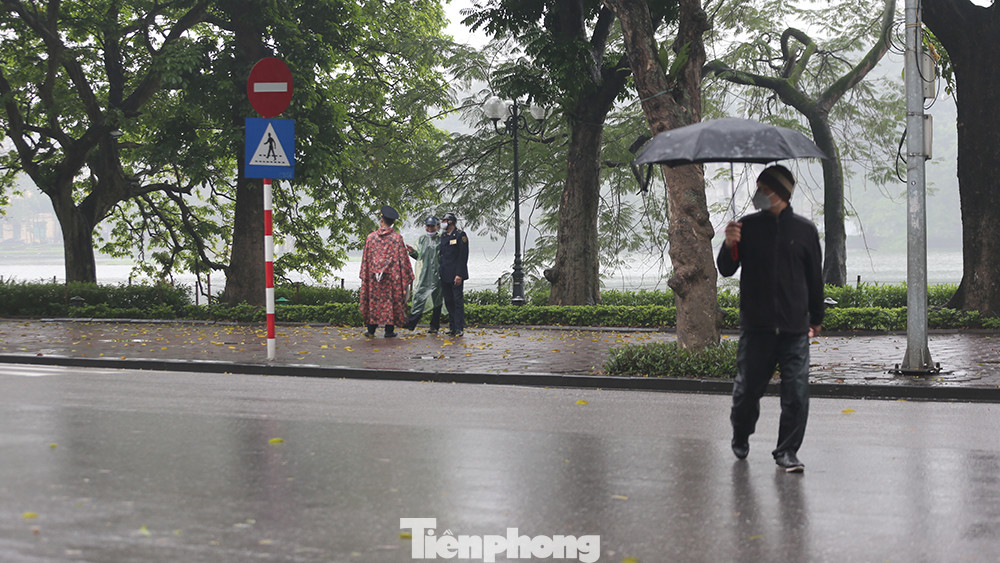 Ngày thứ 3 'cách ly toàn xã hội', hồ Hoàn Kiếm vắng bóng người tập thể dục ảnh 12