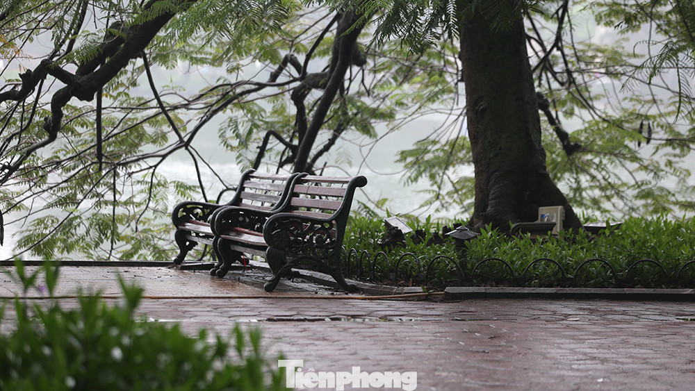 Ngày thứ 3 'cách ly toàn xã hội', hồ Hoàn Kiếm vắng bóng người tập thể dục ảnh 9