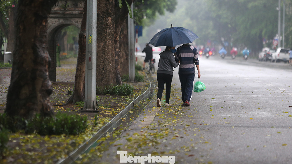 Ngày thứ 3 'cách ly toàn xã hội', hồ Hoàn Kiếm vắng bóng người tập thể dục ảnh 14