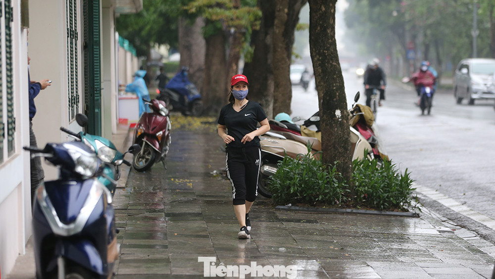 Ngày thứ 3 'cách ly toàn xã hội', hồ Hoàn Kiếm vắng bóng người tập thể dục ảnh 16