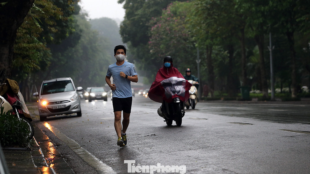 Ngày thứ 3 'cách ly toàn xã hội', hồ Hoàn Kiếm vắng bóng người tập thể dục ảnh 15