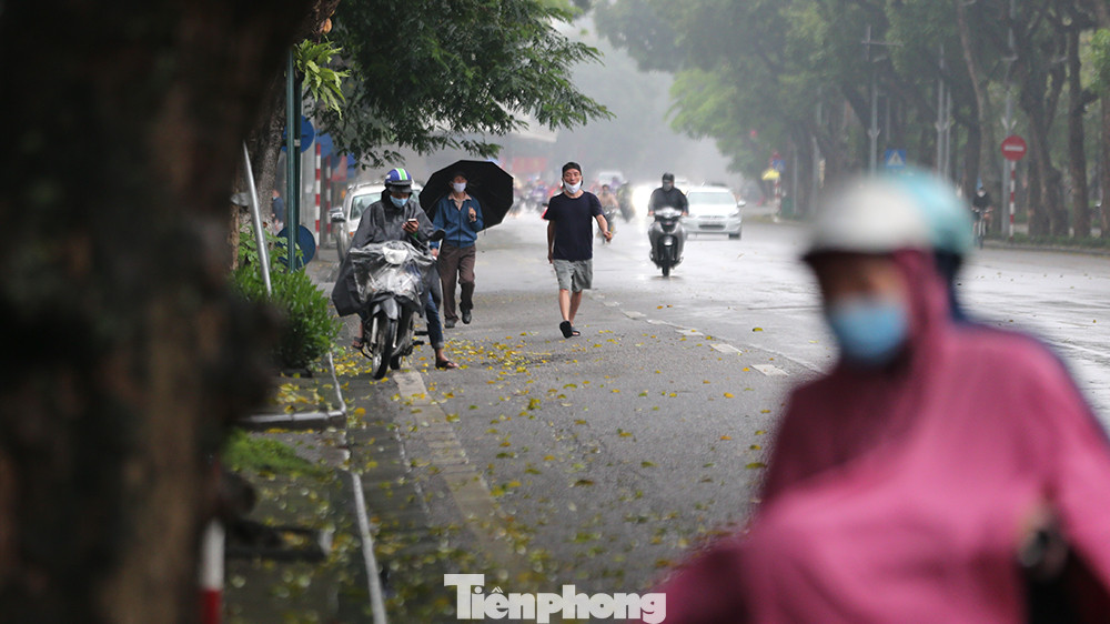 Ngày thứ 3 'cách ly toàn xã hội', hồ Hoàn Kiếm vắng bóng người tập thể dục ảnh 13
