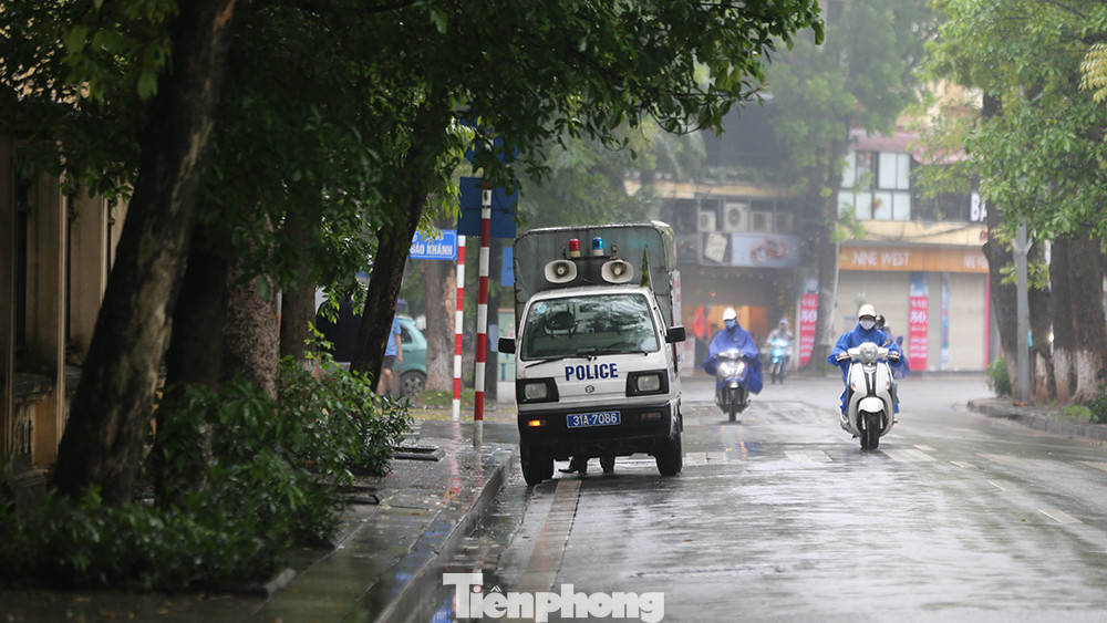 Ngày thứ 3 'cách ly toàn xã hội', hồ Hoàn Kiếm vắng bóng người tập thể dục ảnh 17