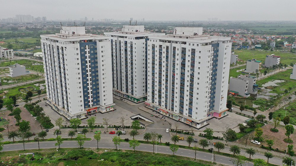 Cảnh sát kiên nhẫn thuyết phục cô gái định trốn khỏi chung cư cách ly ảnh 6