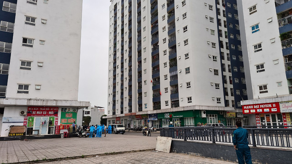 Cảnh sát kiên nhẫn thuyết phục cô gái định trốn khỏi chung cư cách ly ảnh 4