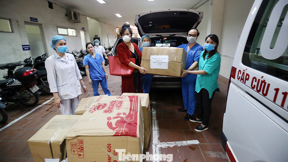 Ca sĩ Thùy Dung: 'Tôi hát về bạn bè tôi, những người sống vì mọi người' ảnh 1