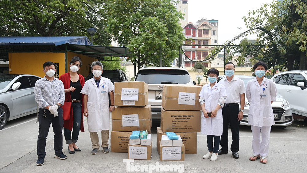 Ca sĩ Thùy Dung: 'Tôi hát về bạn bè tôi, những người sống vì mọi người' ảnh 9