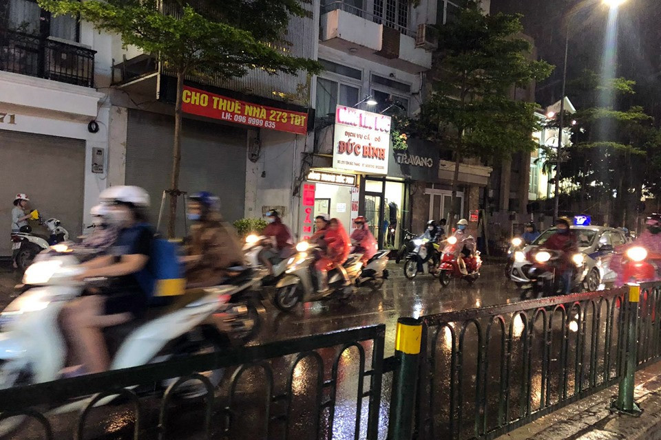 Hà Nội đón ‘mưa vàng’ giải nhiệt sau những ngày nóng kỷ lục ảnh 10