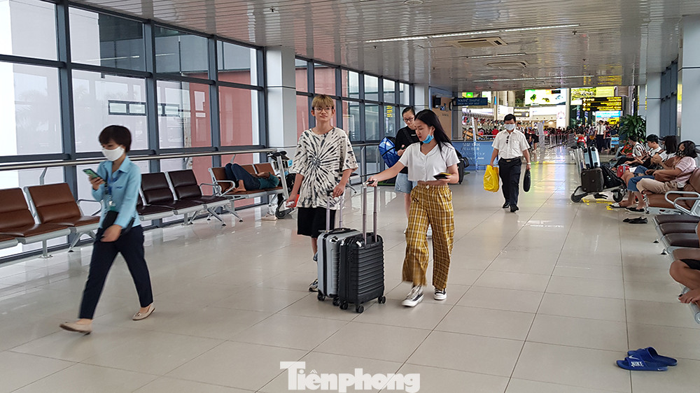 Nhiều người 'quên' đeo khẩu trang ở sân bay Nội Bài ảnh 8