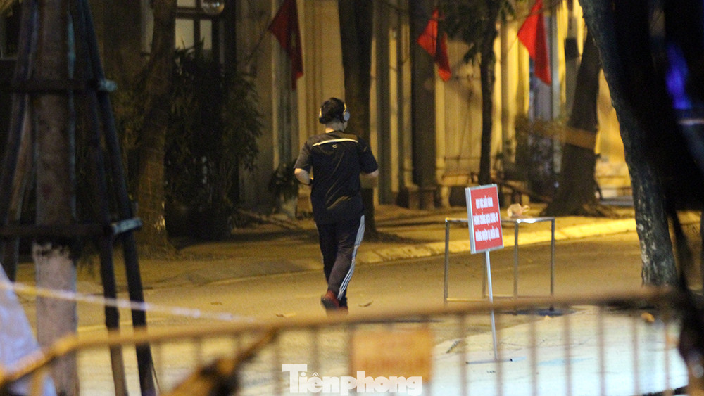 Cuộc sống của người dân khu Trúc Bạch trước giờ gỡ bỏ lệnh cách ly ảnh 4