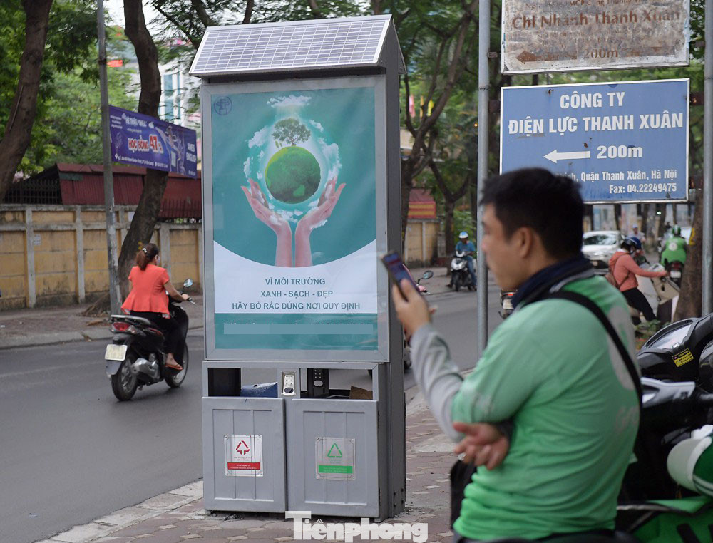 Thùng rác có mái che, tự sáng đèn trong đêm ở Hà Nội ảnh 2