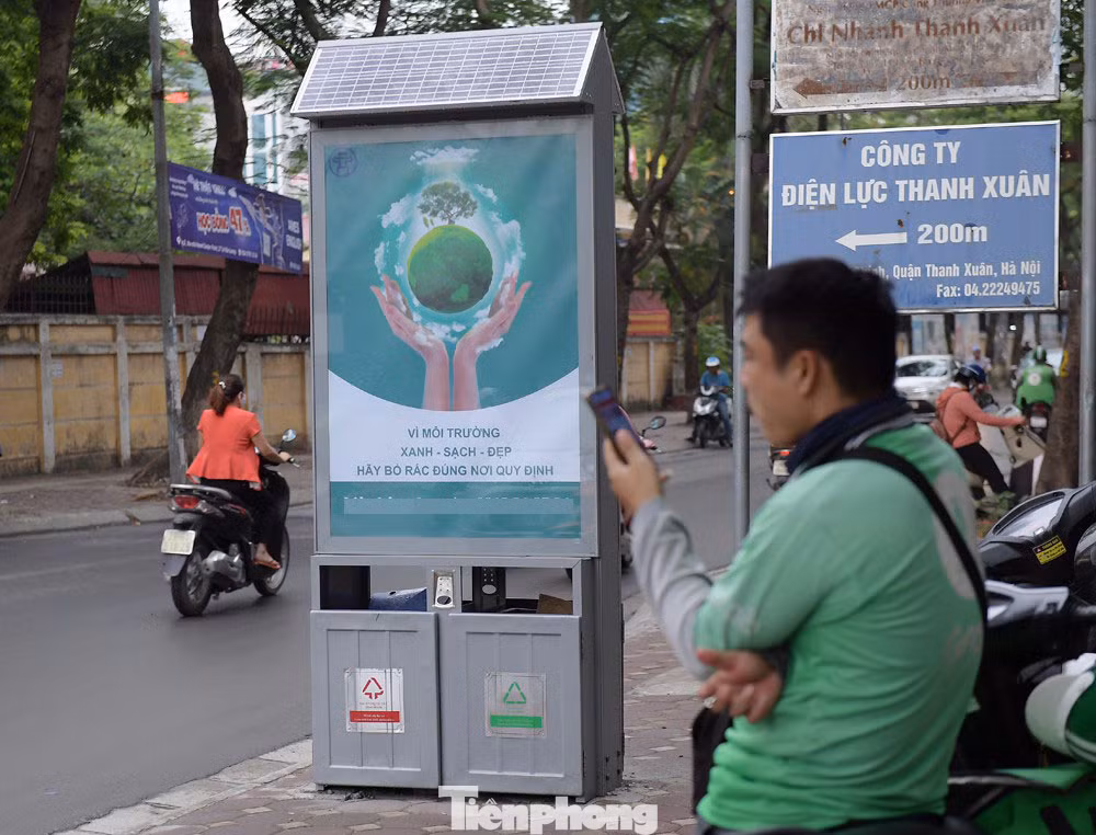 Thùng rác có mái che, tự sáng đèn trong đêm ở Hà Nội ảnh 2