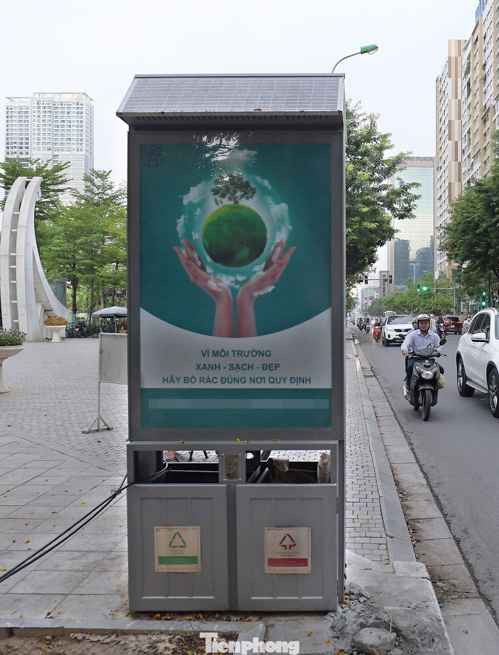 Thùng rác có mái che, tự sáng đèn trong đêm ở Hà Nội ảnh 8