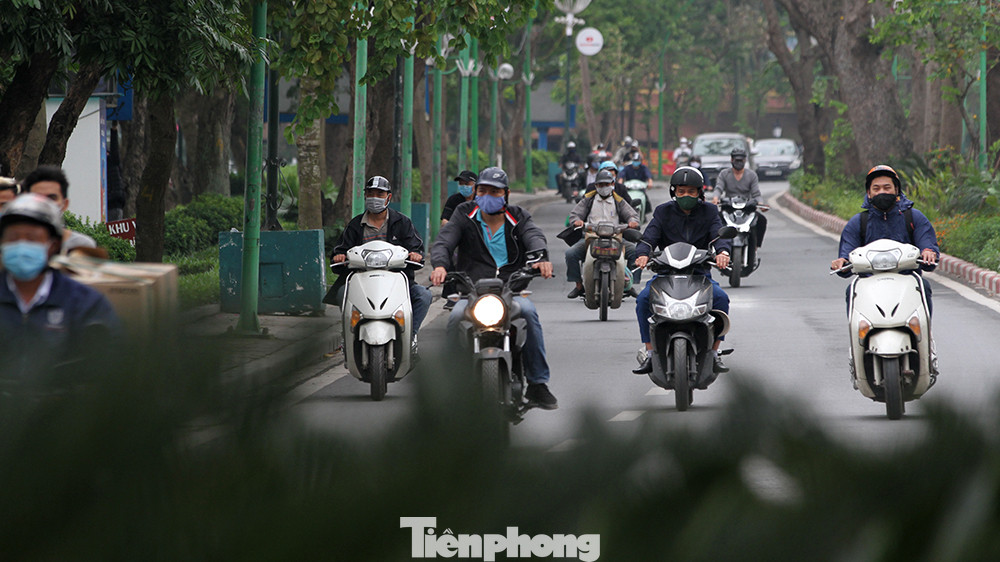 Người dân chủ quan, giao thông Hà Nội không có dấu hiệu 'cách ly toàn xã hội' ảnh 11
