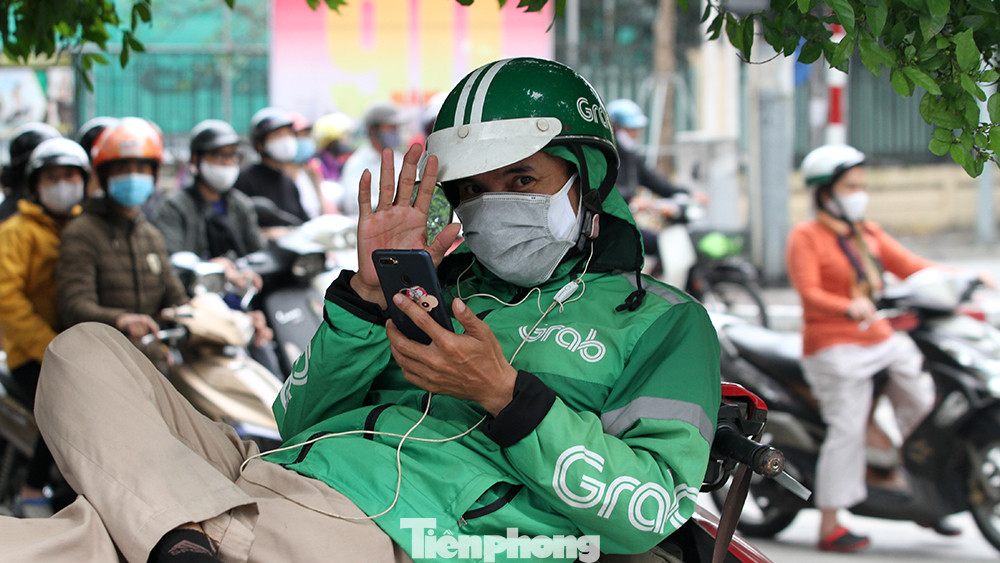 Người dân chủ quan, giao thông Hà Nội không có dấu hiệu 'cách ly toàn xã hội' ảnh 13