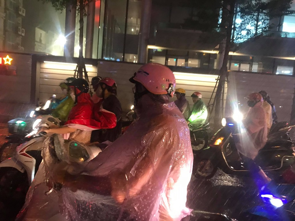 Hà Nội đón ‘mưa vàng’ giải nhiệt sau những ngày nóng kỷ lục ảnh 11