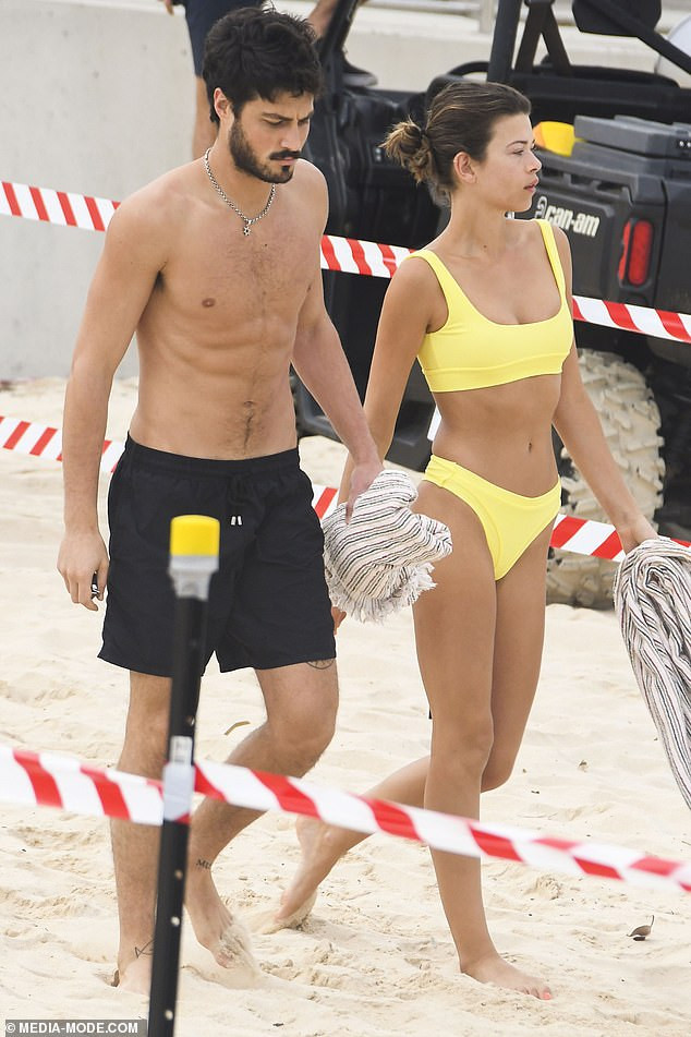 Chân dài Victoria's Secret khoe dáng đẹp như tạc tượng ở biển ảnh 4