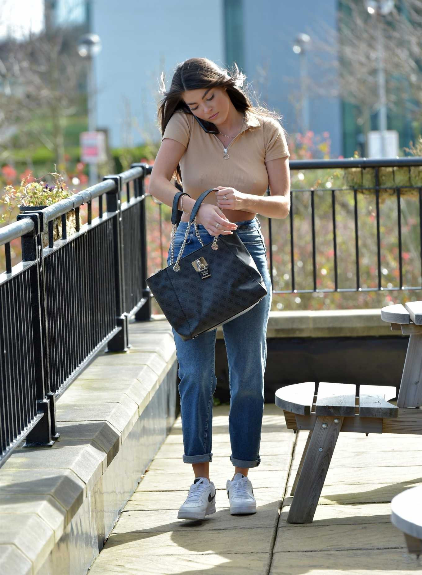 Sao truyền hình 9x Anh quốc nghiện 'thả rông' ra phố, lộ ngực 'khủng' ảnh 4