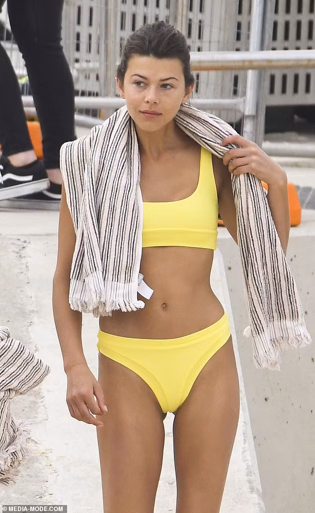 Chân dài Victoria's Secret khoe dáng đẹp như tạc tượng ở biển ảnh 6