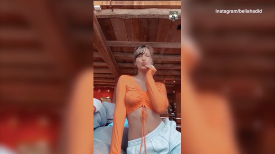 Bella Hadid tung video 'thả rông' táo bạo, khoe tóc mới tự cắt qua FaceTime ảnh 1