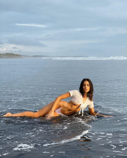 Hoa hậu Olivia Culpo chụp áo tắm táo bạo, siêu gợi cảm trên biển ảnh 2