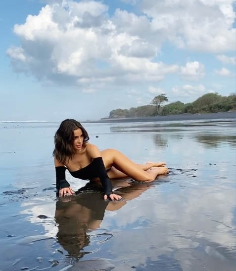 Hoa hậu Olivia Culpo chụp áo tắm táo bạo, siêu gợi cảm trên biển ảnh 6