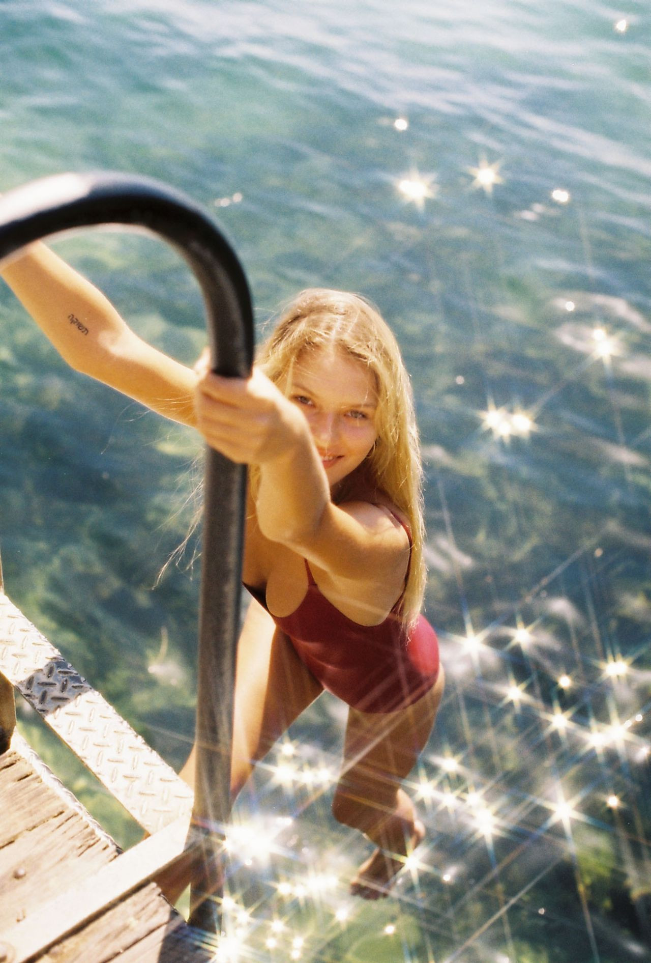 Chân dài người Đức gợi cảm mơn mởn với áo tắm ảnh 8