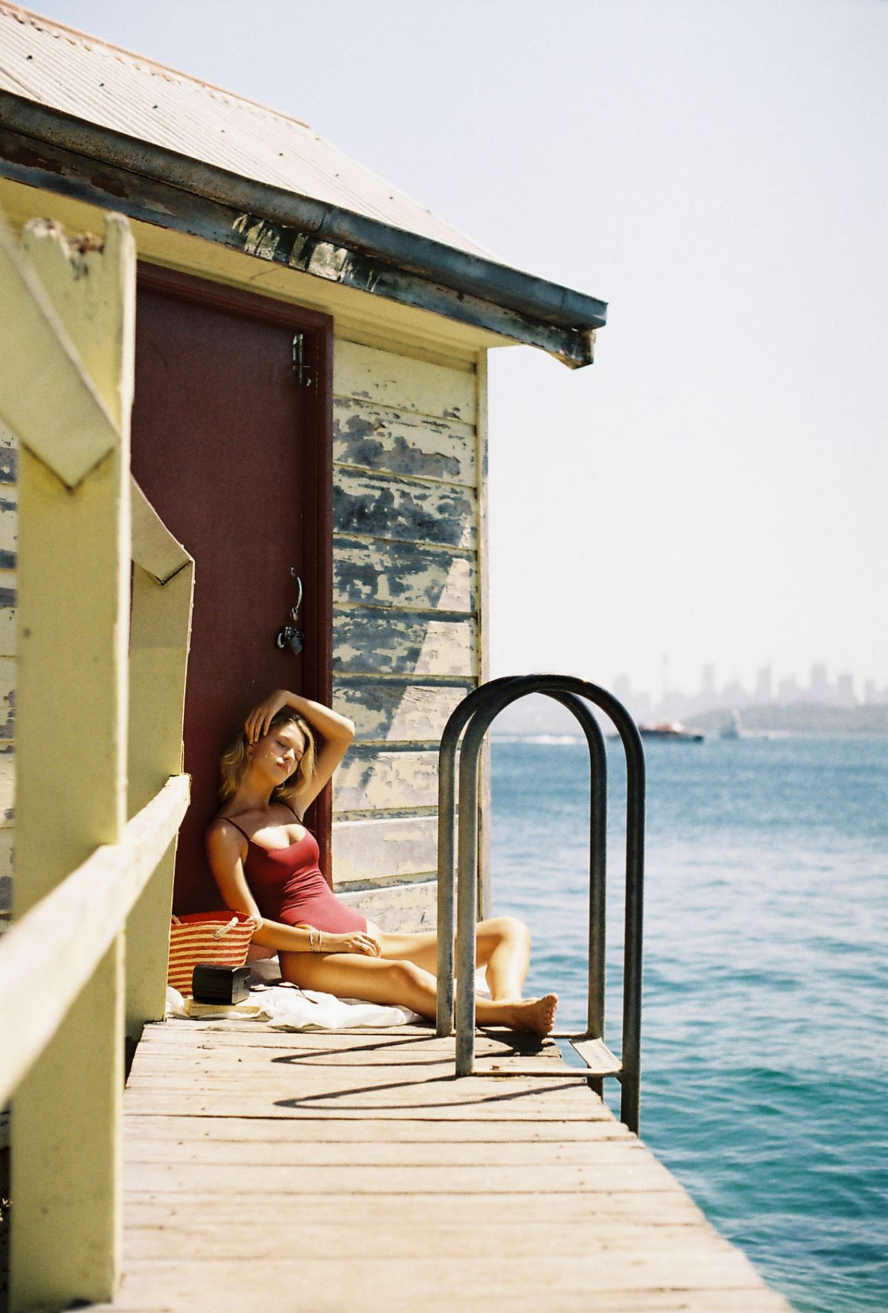 Chân dài người Đức gợi cảm mơn mởn với áo tắm ảnh 3