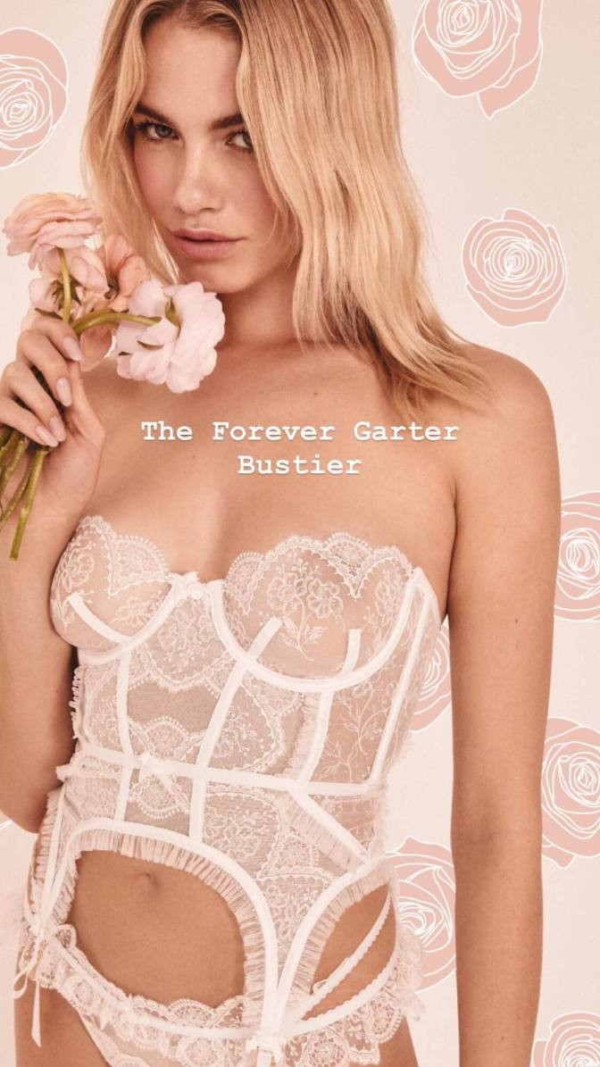 Đây là những mẫu nội y làm bằng chất liệu ren, xuyên thấu nên vô cùng sexy và nóng bỏngChân dài sinh năm 1995 thả dáng siêu quyến rũ trong loạt ảnh này Siêu mẫu Hailey Clauson quyến rũ gây mê với nội y ren xuyên thấu ảnh 2