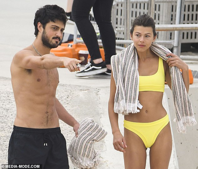 Chân dài Victoria's Secret khoe dáng đẹp như tạc tượng ở biển ảnh 1