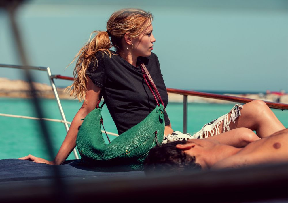 Loạt ảnh áo tắm, không nội y đẹp như mộng giữa nắng gió biển trời của Hana Jirickova ảnh 10